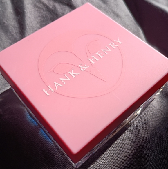 Limited Edition Hank & Henry Good Gurl Pearl All Over Highlight in Shade Mayhem - Picture 4 of 7